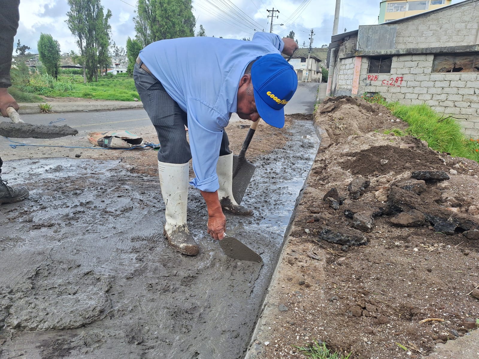 MANTENIMIENTO DE LA CALZADA EN LA CALLE JULIO CÉSAR ORTIZ